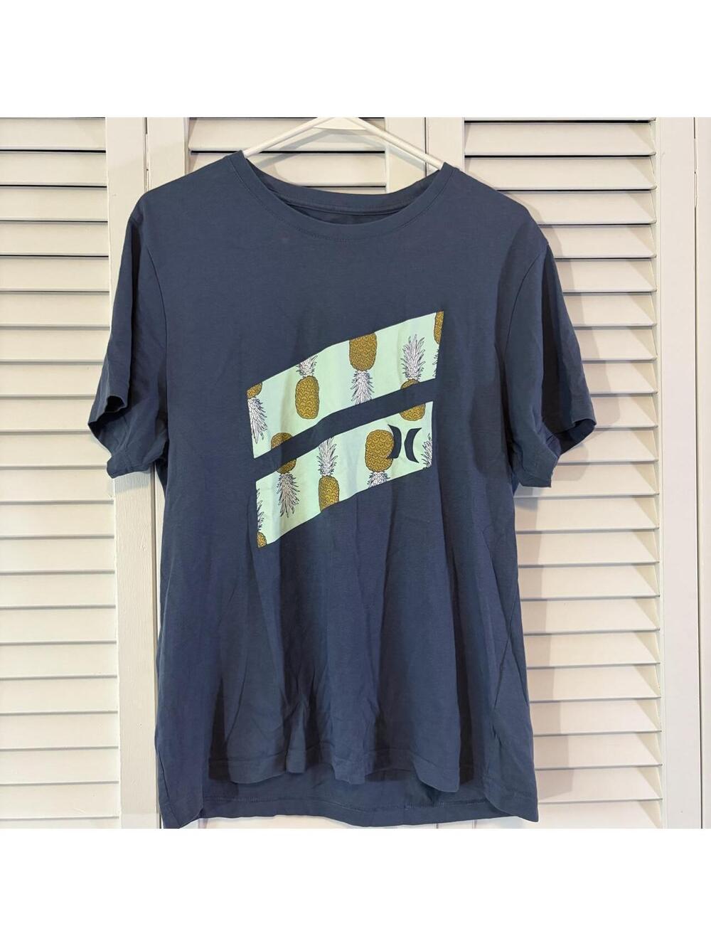Hurley Women's Blue and Navy Tshirt